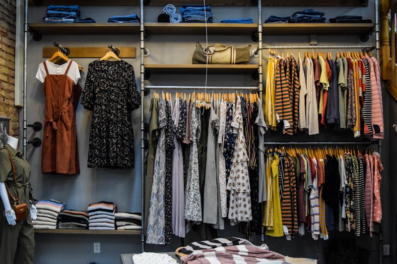 Anaqueles y estantería para tienda de ropa