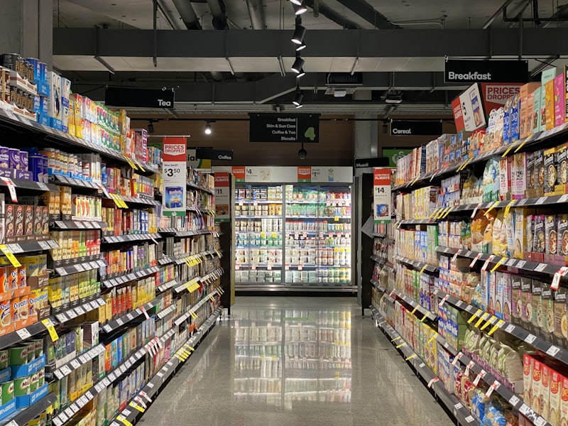 Estantería y góndolas de tienda