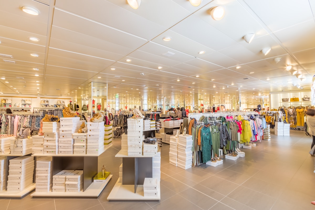 Interior de tienda por departamento con mobiliario retail, exhibidoras y anaqueles