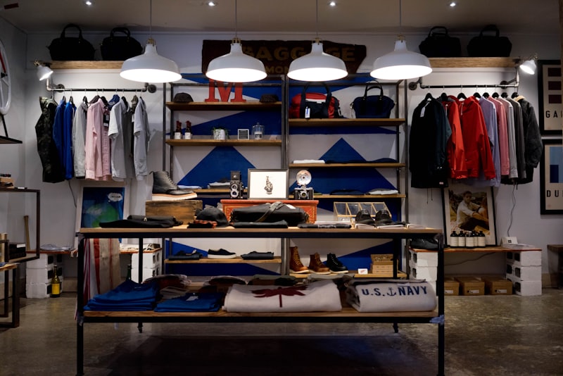 Exhibidora de mobiliario retail con estructura metálica en tienda de ropa