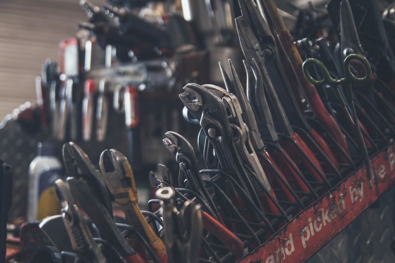 Taller de fabricación con herramientas y equipos de metalmecánica